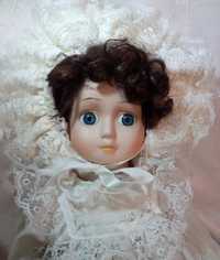 Фарфоровая кукла с подставкой