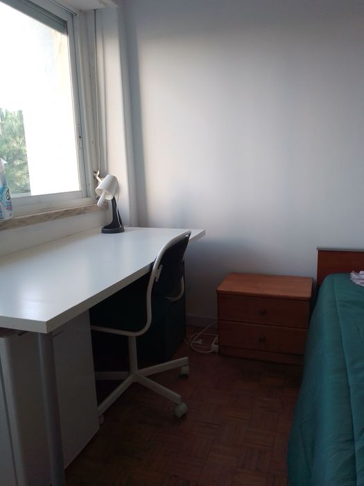 Quarto para TRABALHADORA perto da estação de Queluz