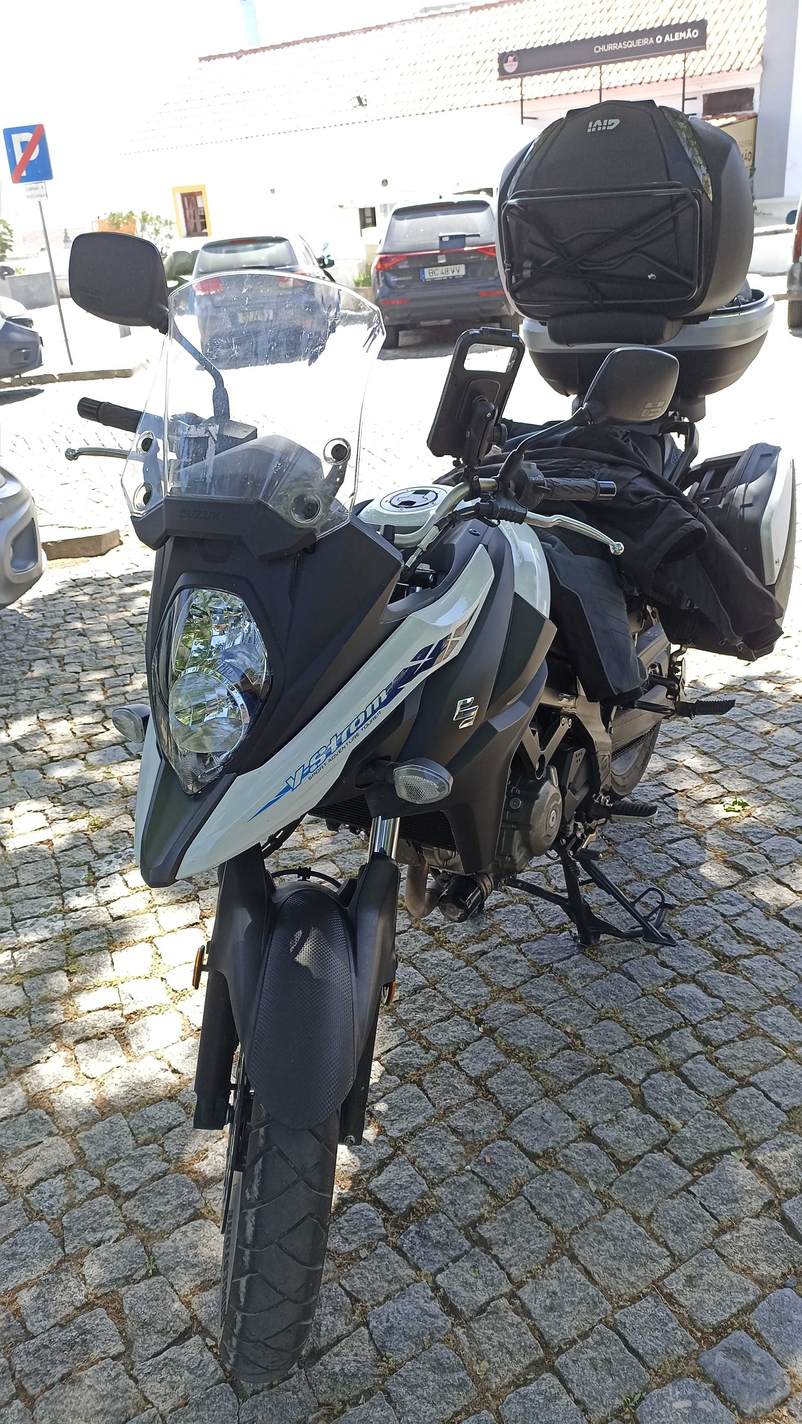 650 VSTROM 2022 com armazenamento de bagagem