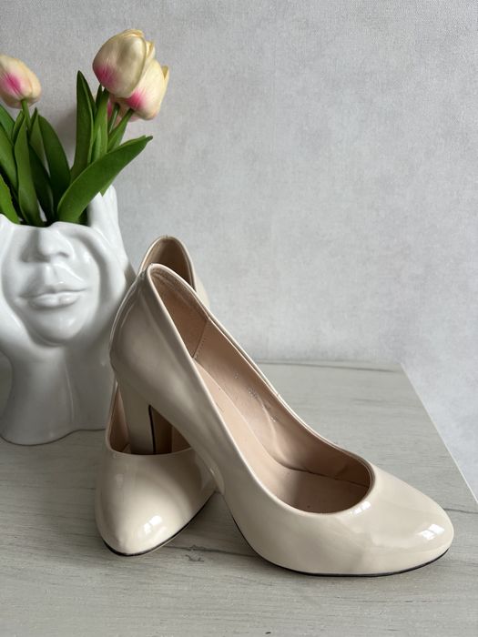 Бежеві лакові туфлі