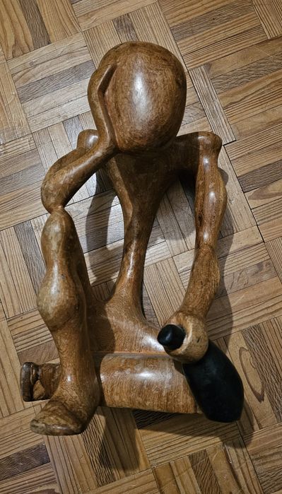 Boneco africano em madeira