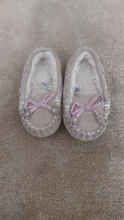 Beżowe kapcie dziewczęce, motyw góralski