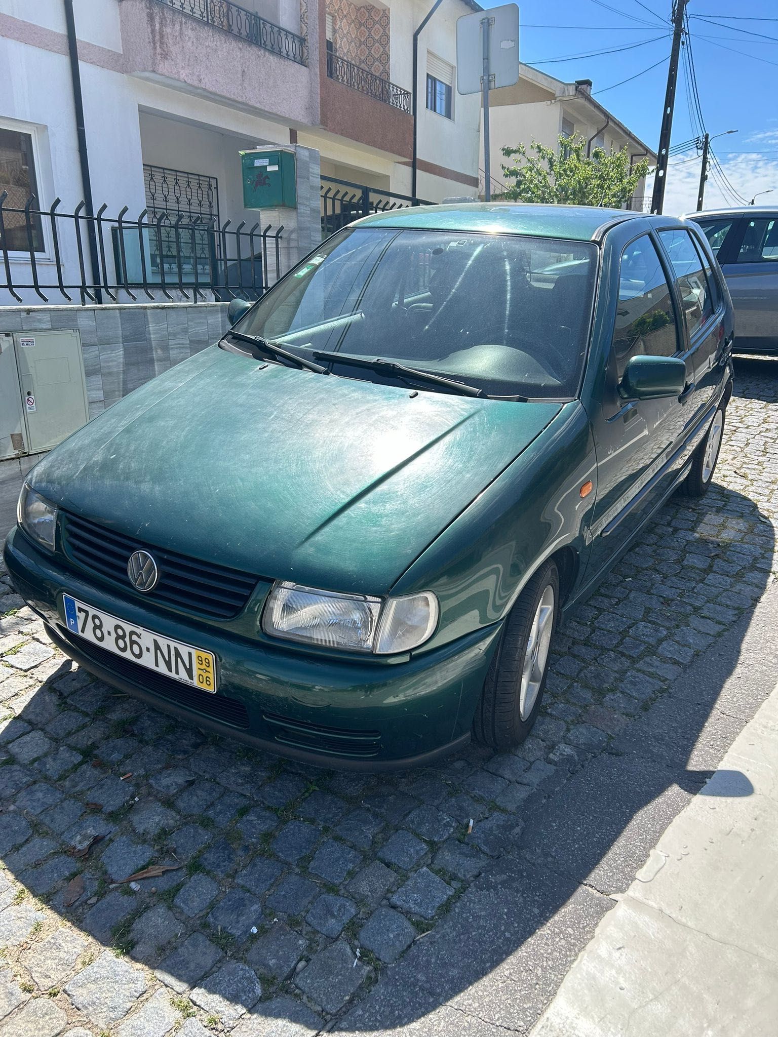 Carro Polo 99 sem nada para fazer