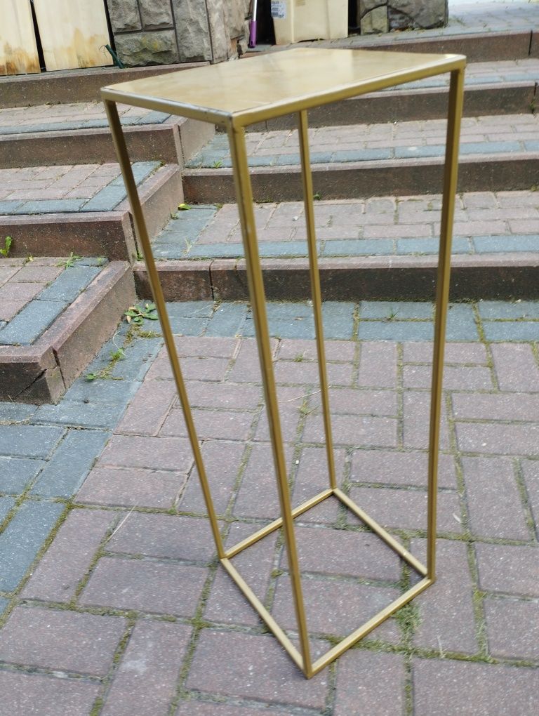 Stojak złoty metalowy geometryczny na kompozycje slub