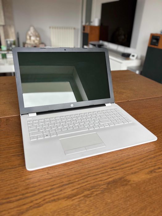 HP AMD A9-9420 8GB RAM 500 HDD R5 15.6" Windows 10 64-Bit 15-bw021np