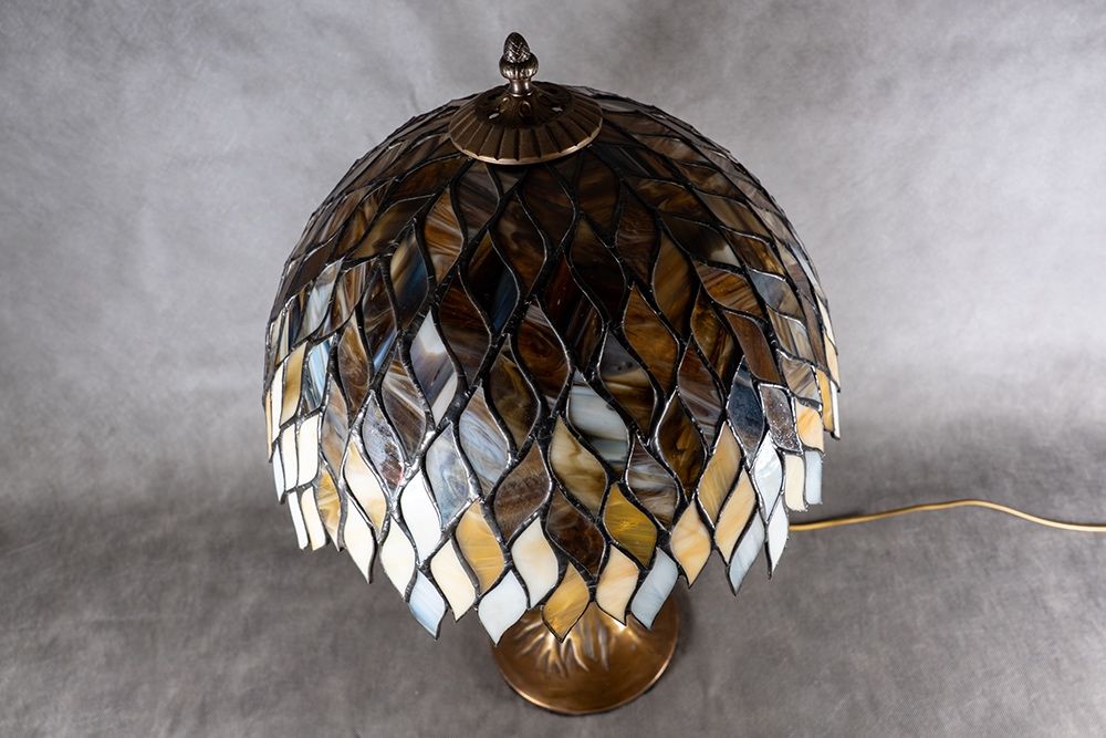 Mosiężna lampa stołowa / biurkowa w stylu Tiffany, pień drzewa