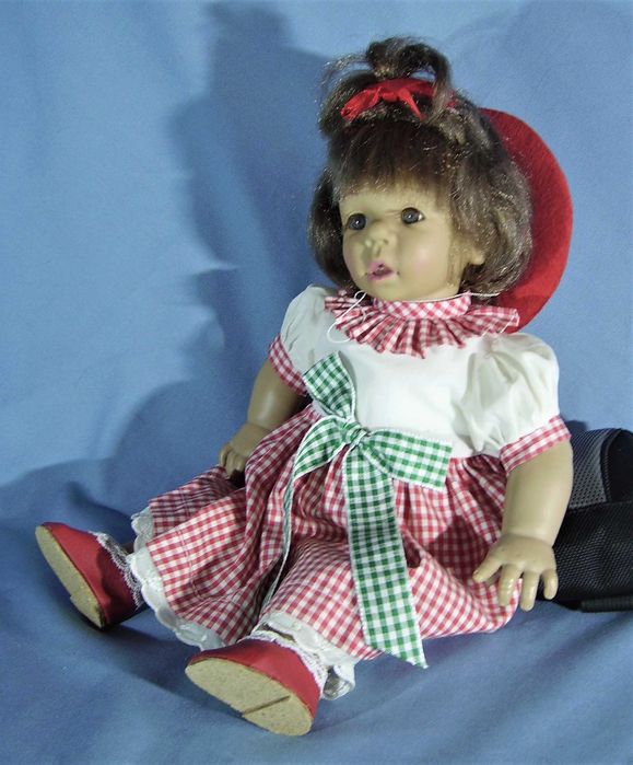 Лялька кукла дівчинка в червоному капелюшку характерна іспанська взута