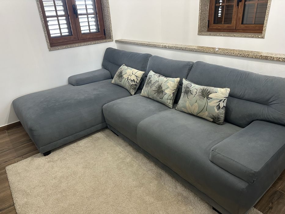 Sofá cinza em veludo com chaise longue – confortável e em bom estado