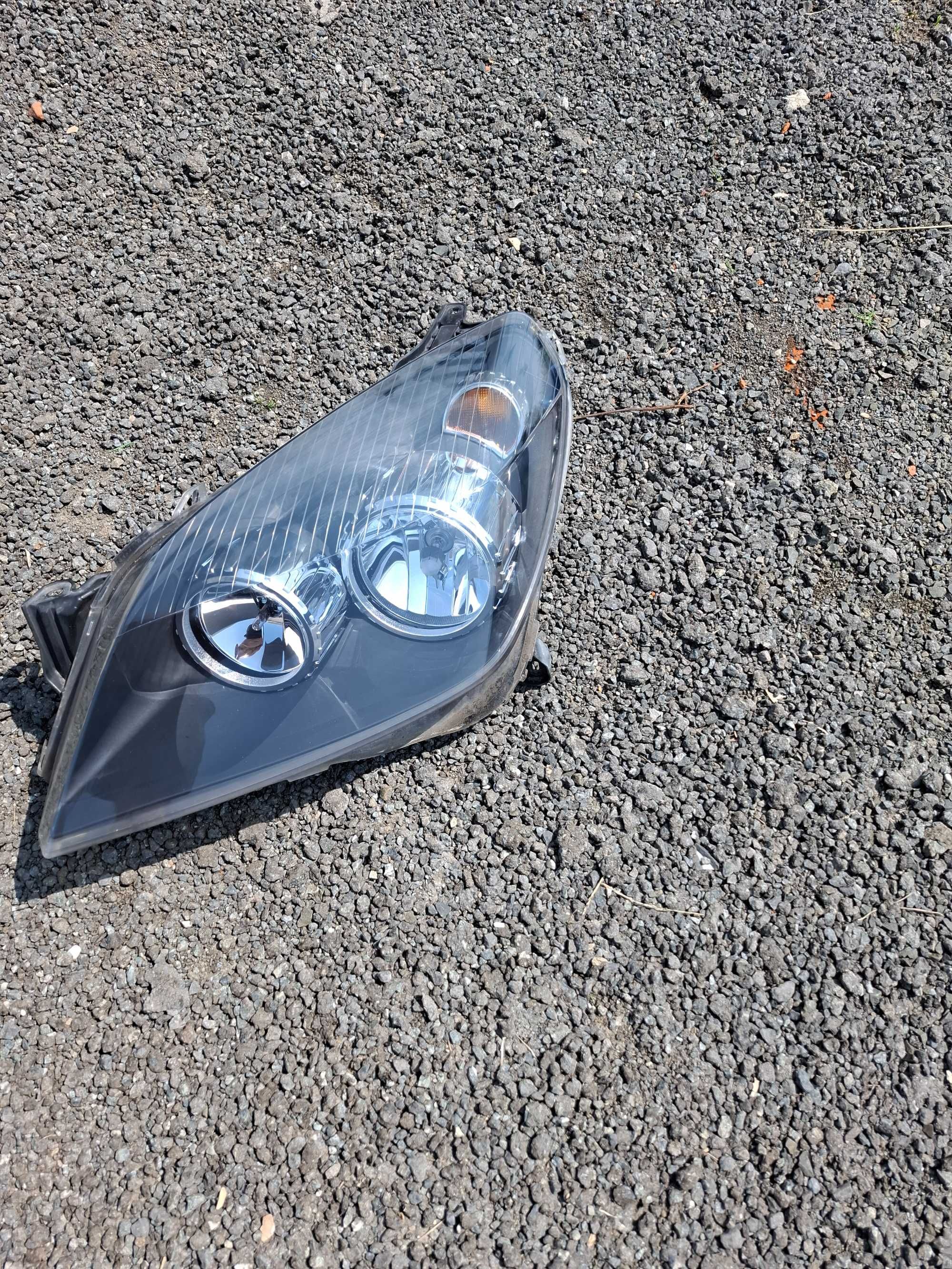 Reflektor lewy przód Opel Astra H