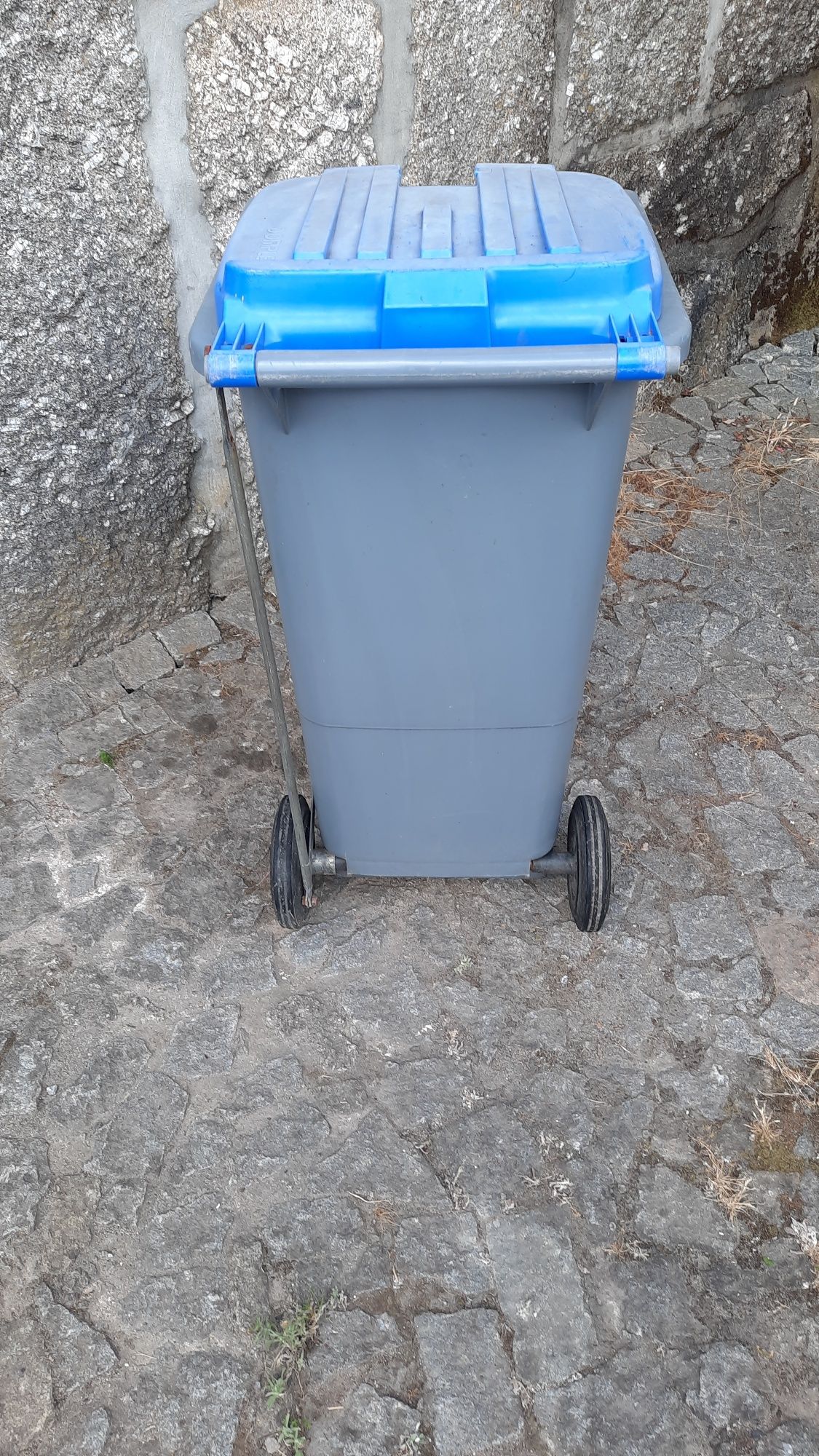 Caixote do lixo com rodas