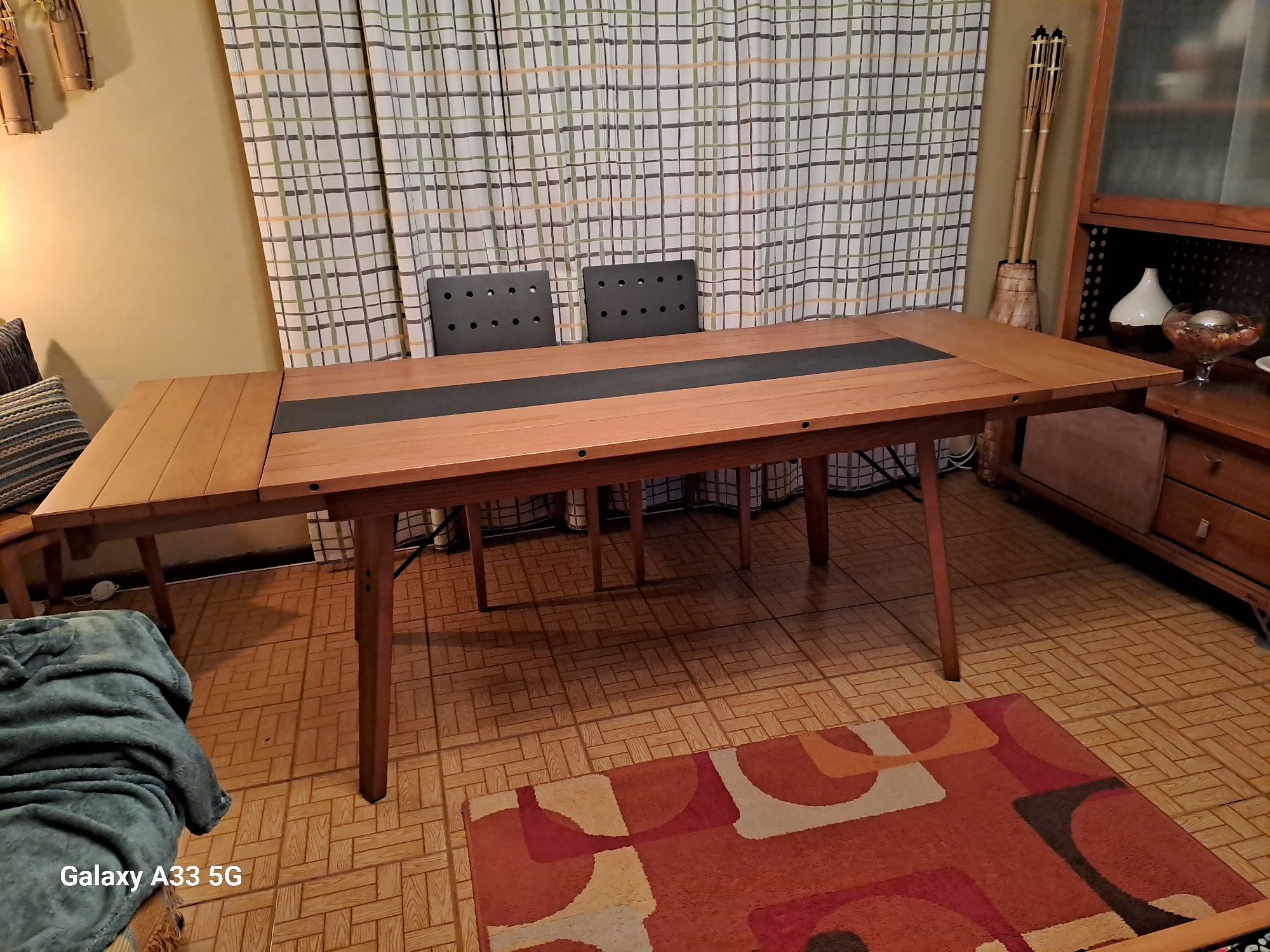 Mesa de jantar e cadeiras