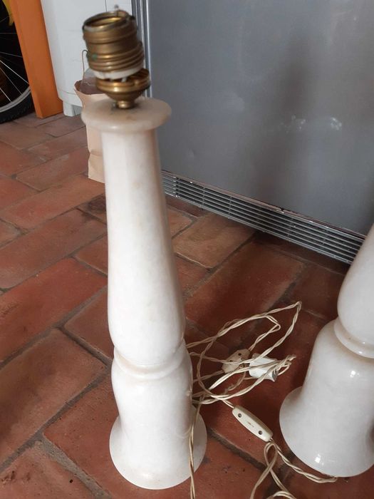 Candeeiros em mármore branco