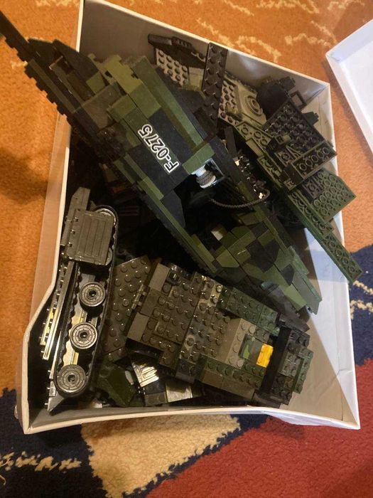 Коробки з лего деталями зеленого кольору