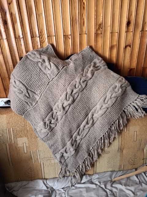 Piękne ponczo robione na drutach.