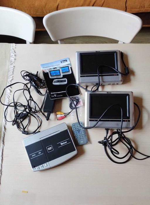 DVD програвач переносний з екранами у авто або кемпінг 12V або 220V