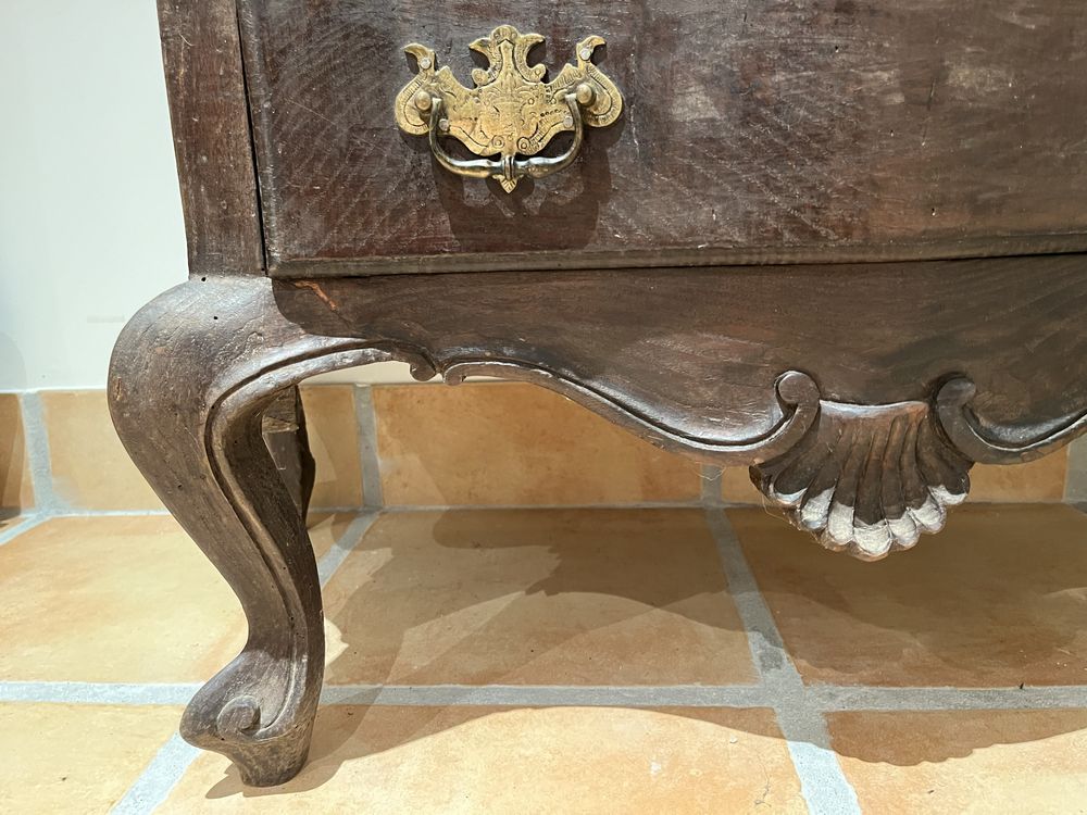 Cómoda de madeira maciça com gavetas