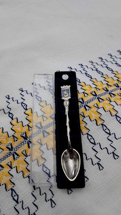 Colher Souvenir Versailles em Metal Prateado com Brasão Esmaltado