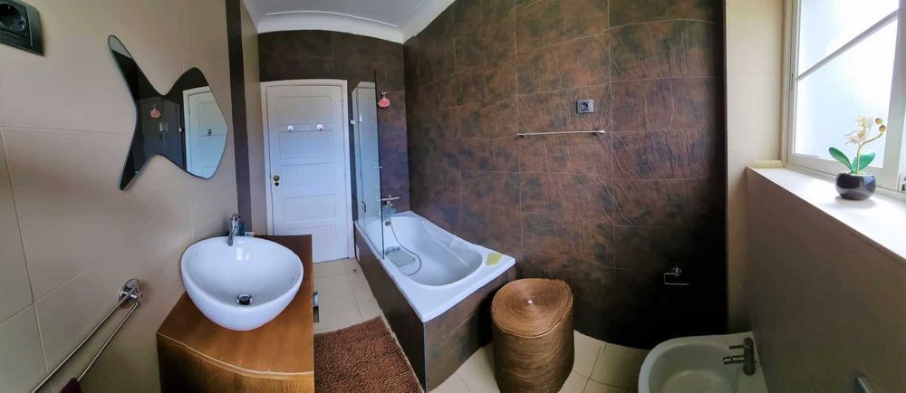 Aluga-se quarto individual, amplo, tipo estúdio, em Benfica/Lisboa