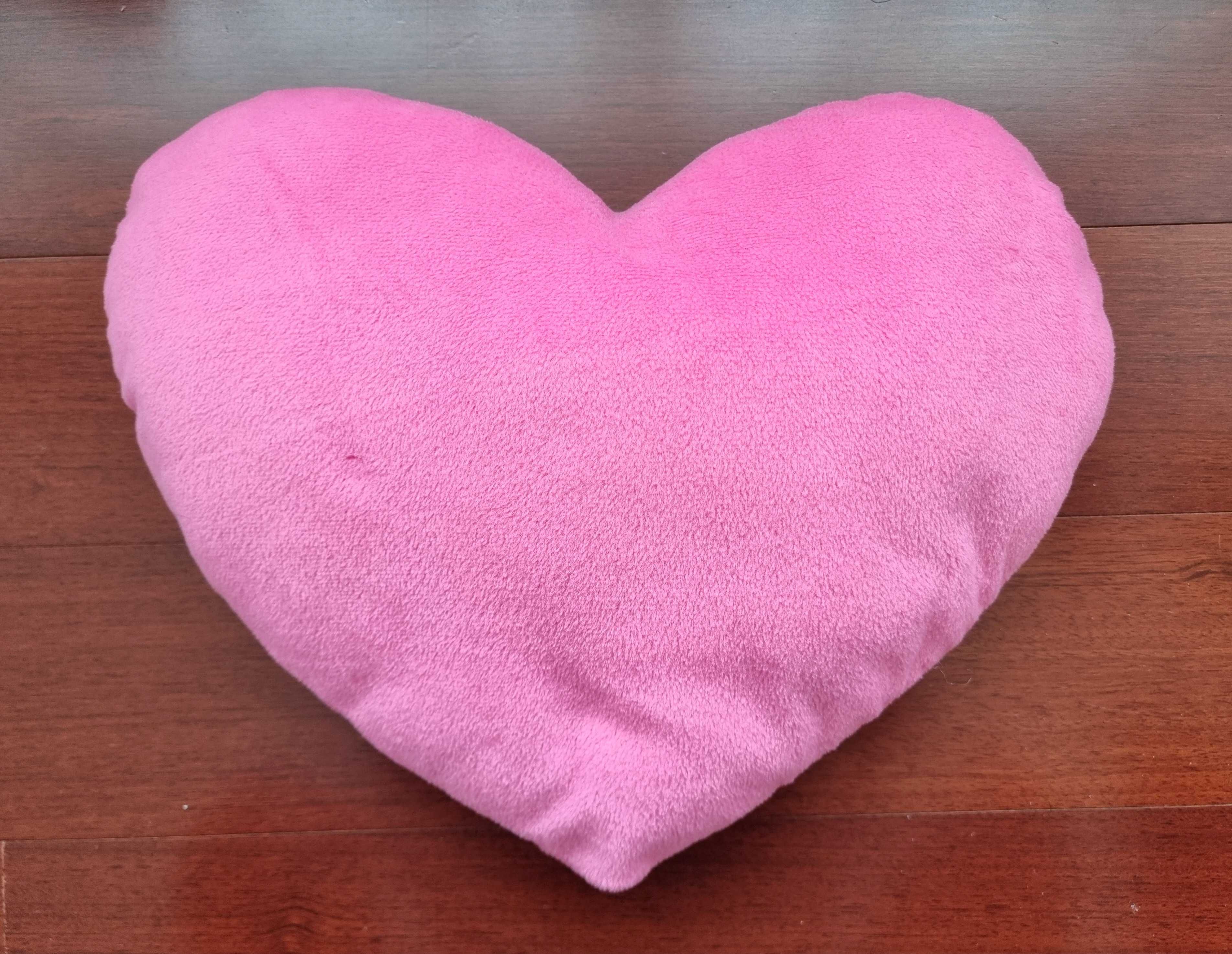 Almofada rosa em formato de coração "AMO-TE"