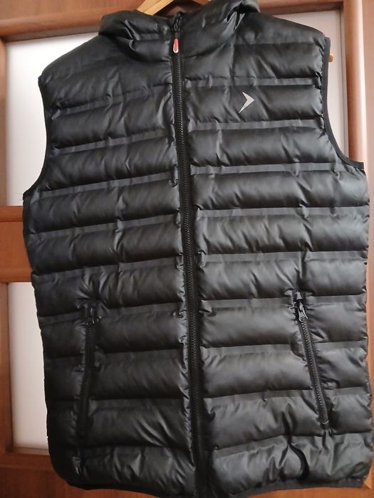 Bezrękawnik z kapturem męski kolor czarny firmy OUTHORN rozmiar M