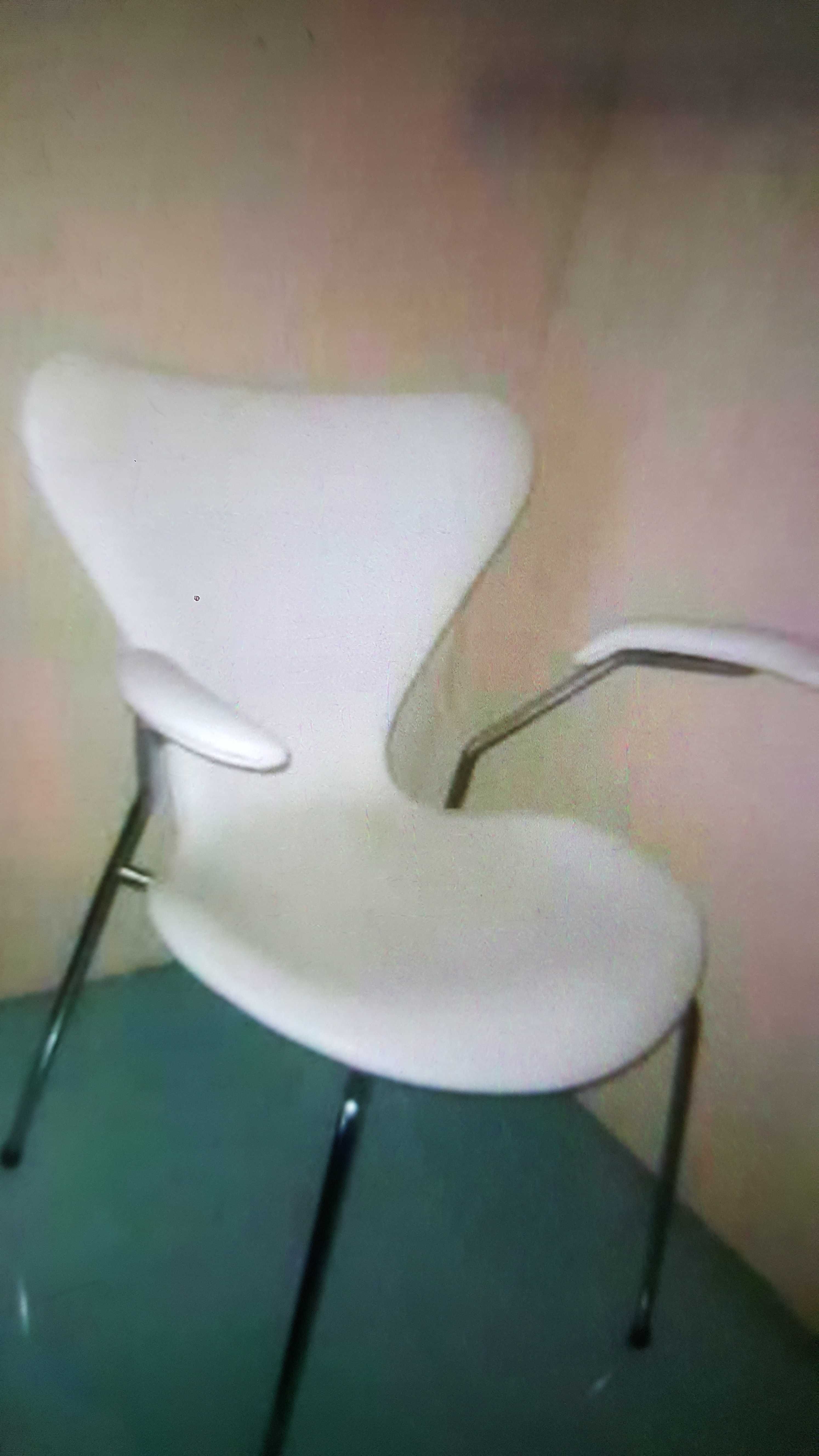 Krzesło projektu Arne Jacobsen serii 7 dla marki Fritz Hansen.