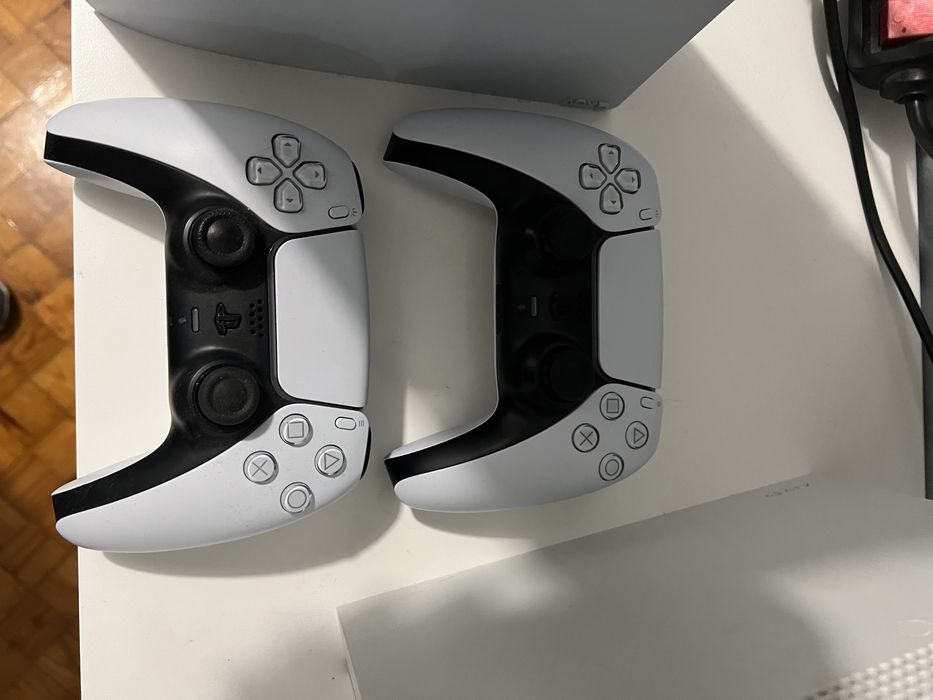 PS5 Digital Slim + 2 DualSense