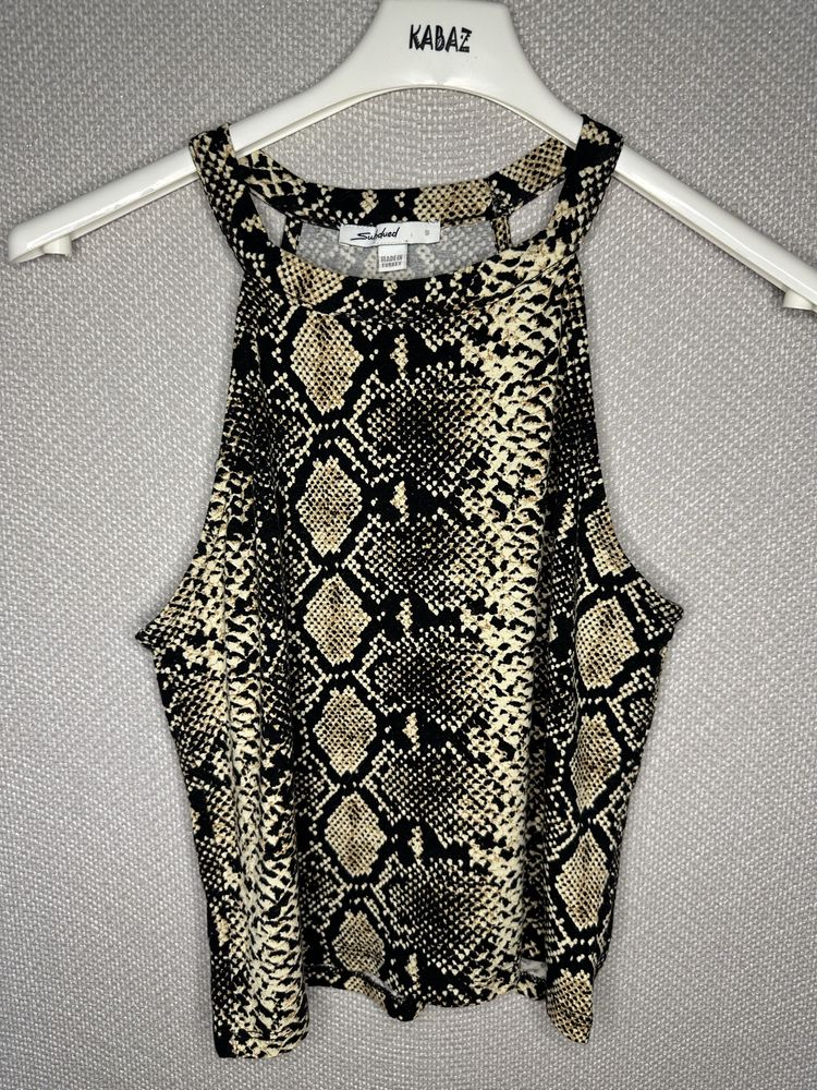 Top Subdued w wężowym stylu