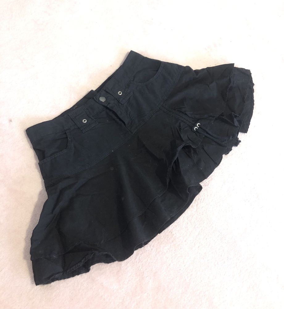 mini-saia preta com detalhes