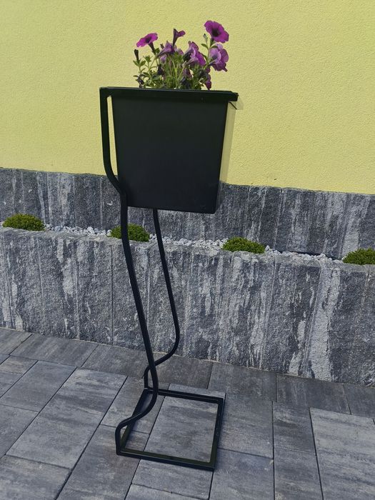 Kwietnik metalowy czarny