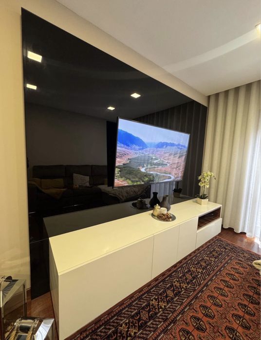 Movel TV com painel vidro preto