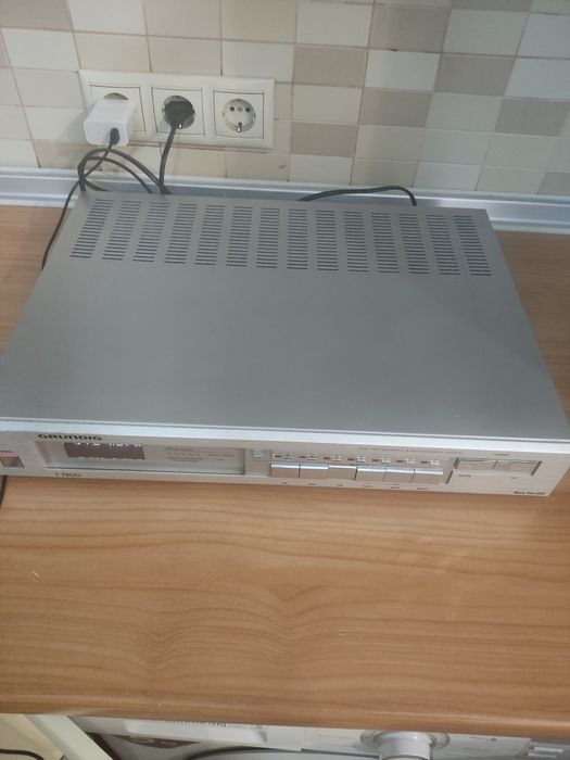 Тюнер Grundig T7200
