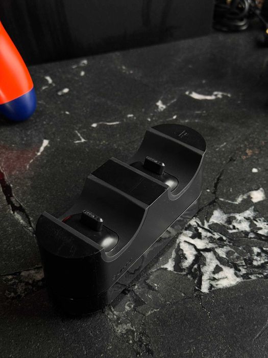 PlayStation 4 Pro + 2 pady + stacja ładująca