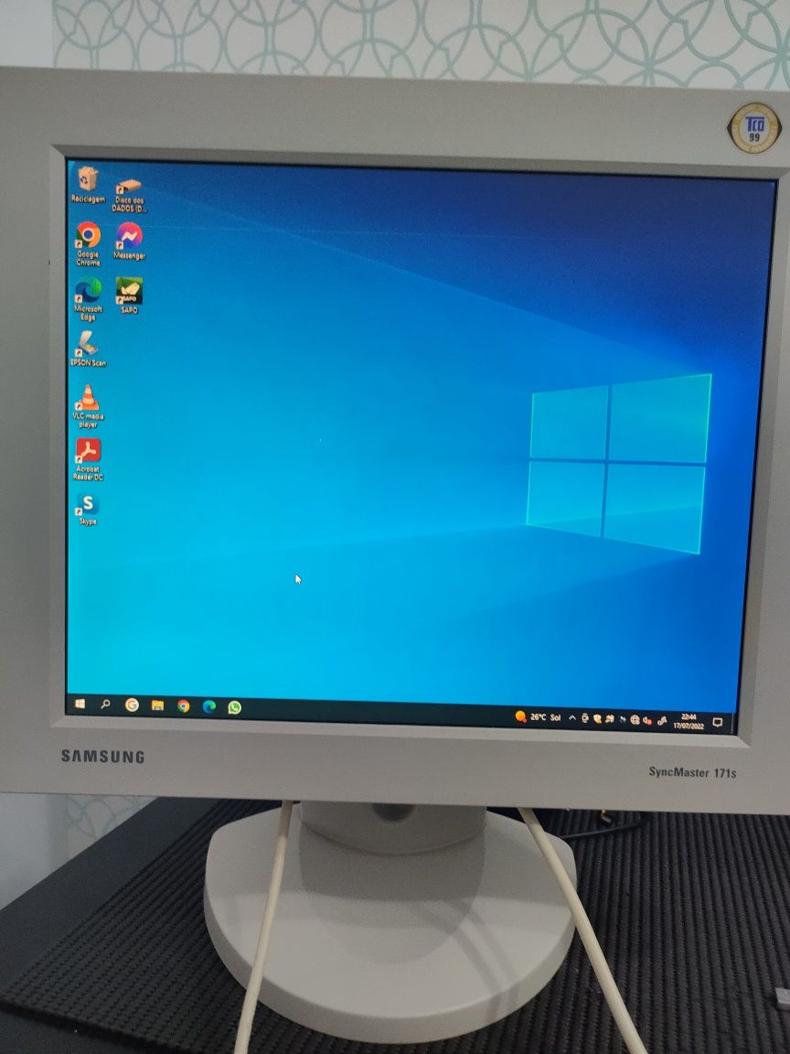 Computador de trabalho com monitor
