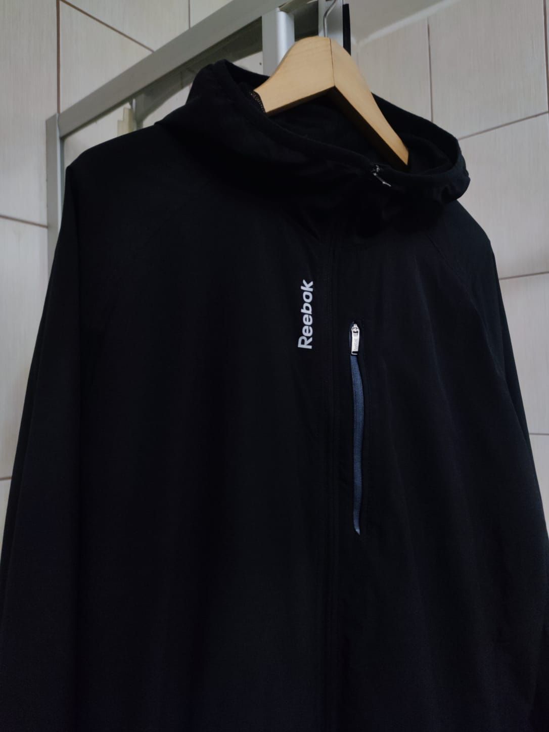 bluza męska M Reebok classics czarna ciemna  sweter hoodie kangurka sp