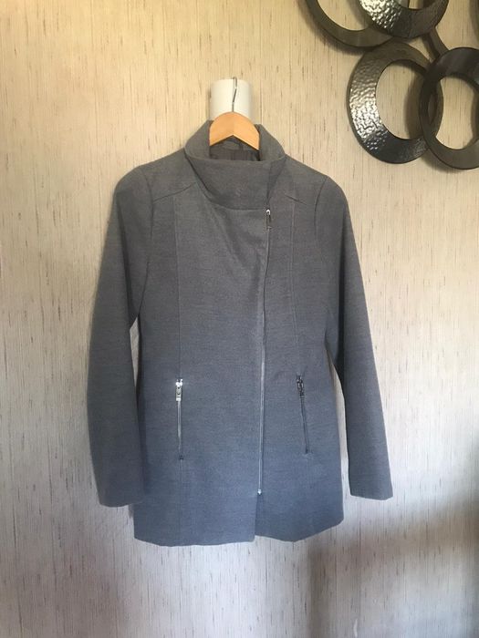 Casaco comprido cinzento