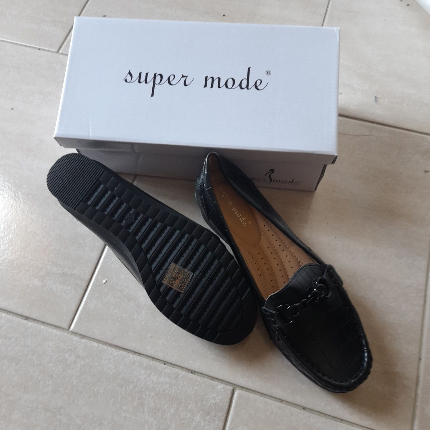 Sapatos novos ainda em caixa