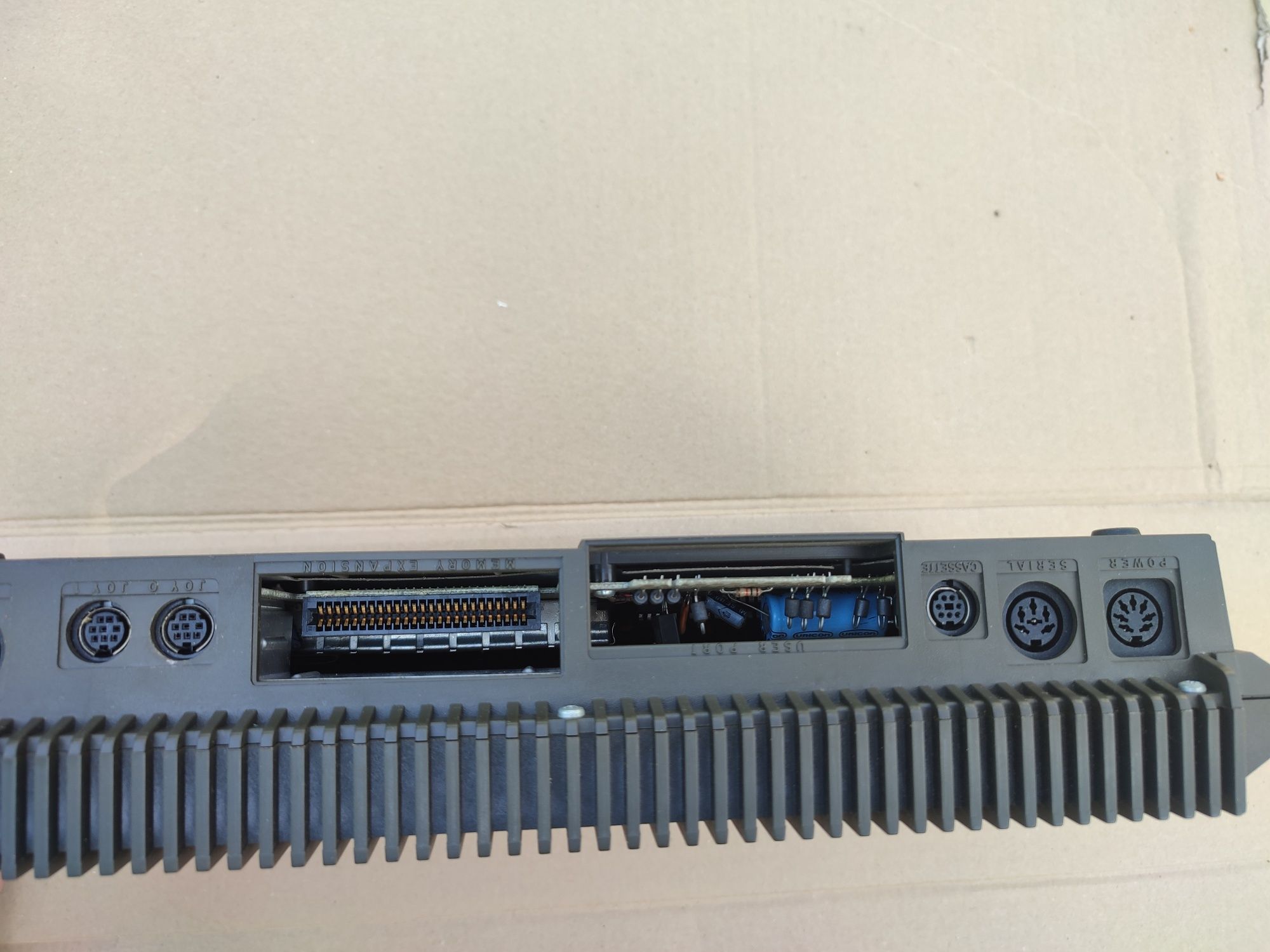 Commodore PLUS 4 z zasilaczem