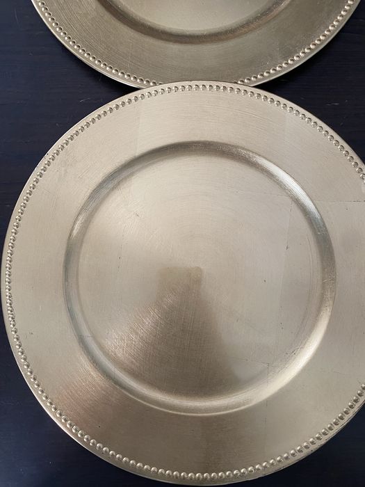 Pratos marcadores dourados