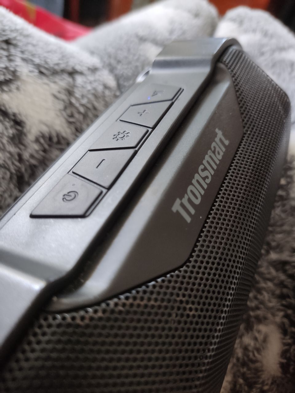 Колонка Tronsmart Element Blaze 
У хорошому стані , гарні баси 
3 режи