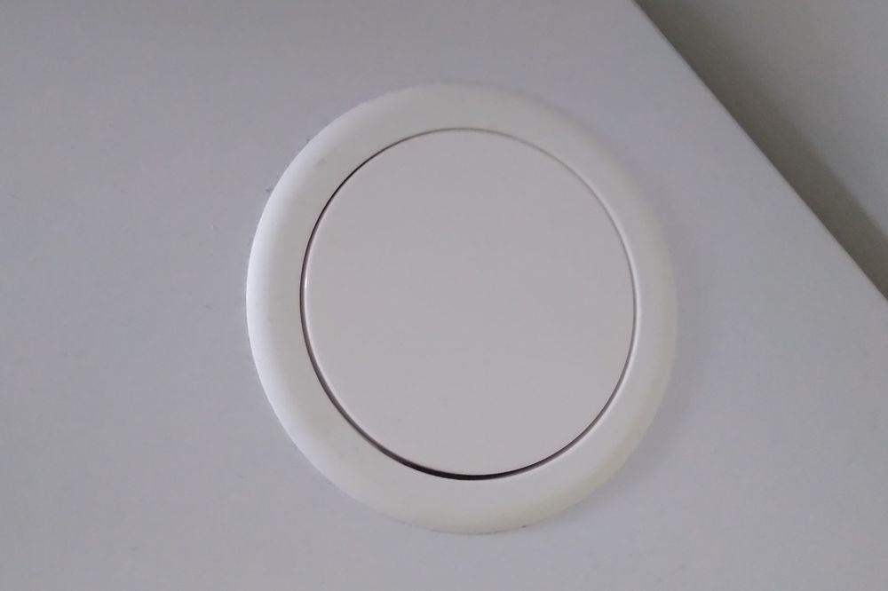 Nowy przedłużacz wpuszczany w blat 230 V Lift Box