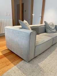 Sofa e almofadas cinza