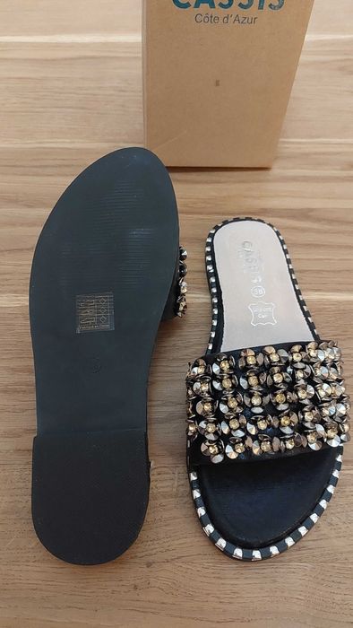 NOWE skórzane czarne klapki Cassis ze zdobieniami r. 38