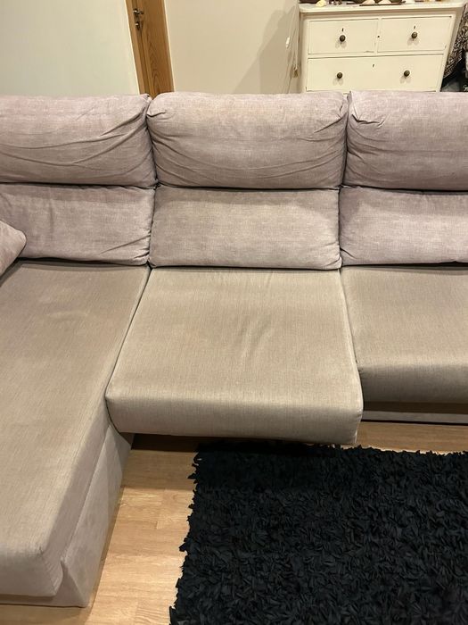 Sofá creme 3 lugares com chaise long e 2 puffs