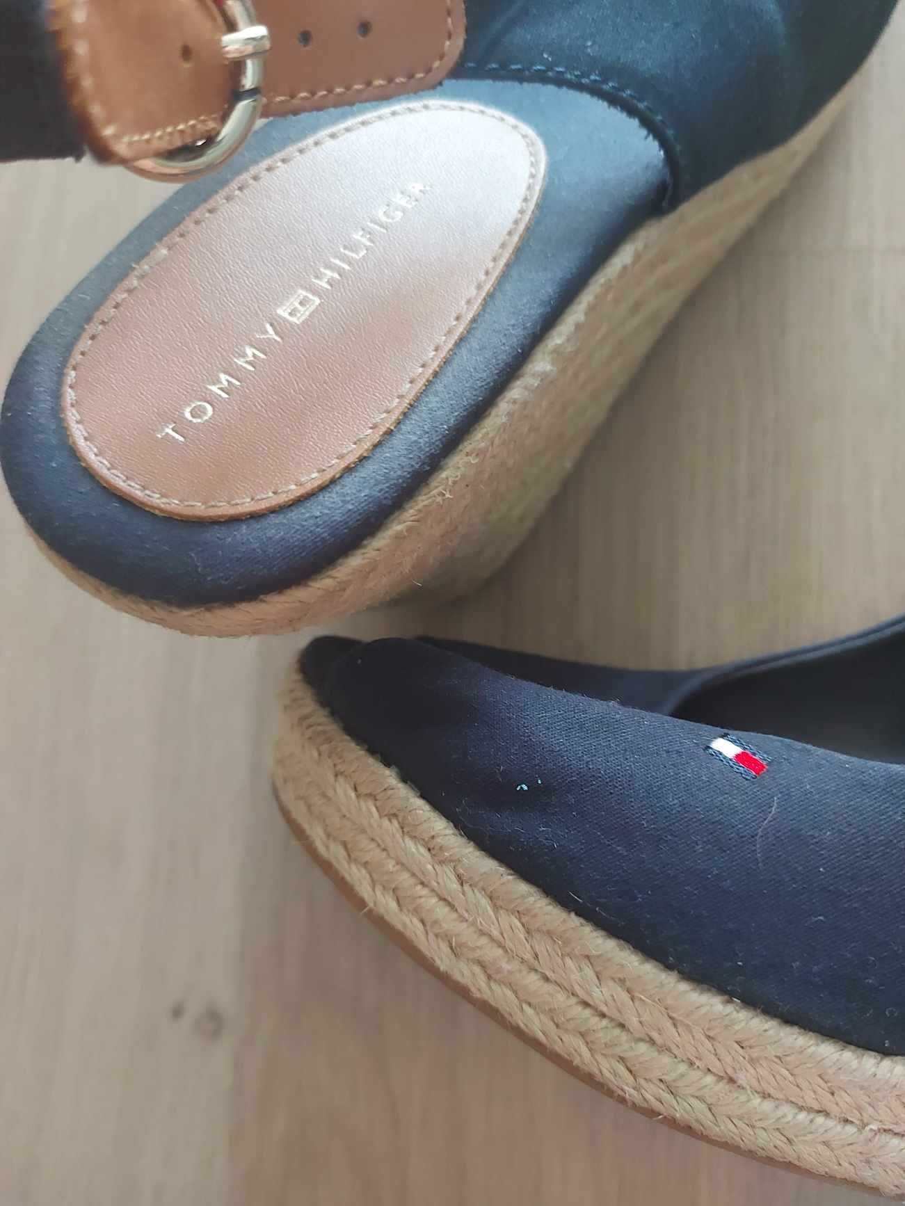Tommy Hilfiger r. 41 sandałki koturny granat jak nowe