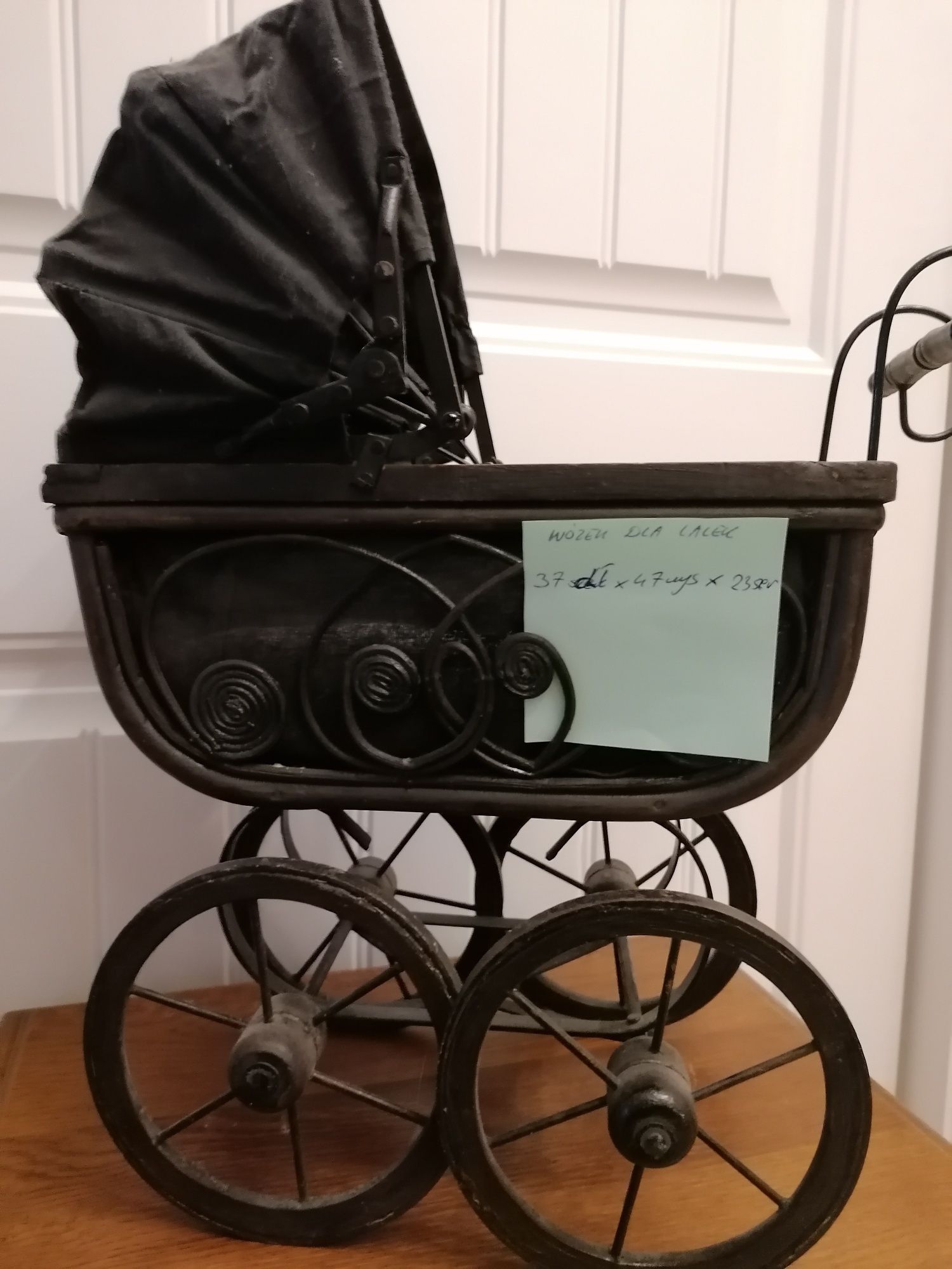 Stary wózek dla lalek