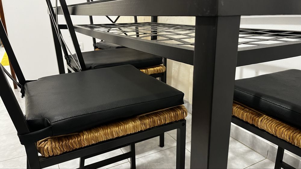 Mesa de Jantar + 4 Cadeiras