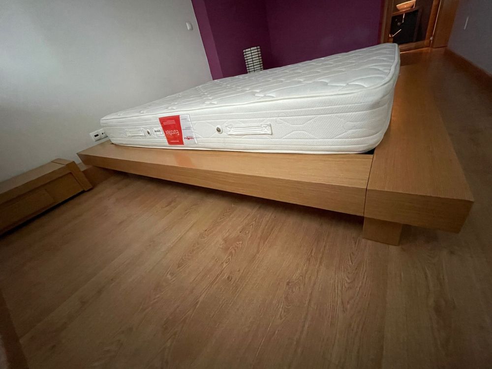 Estrutura de cama com mesa de cabeceira