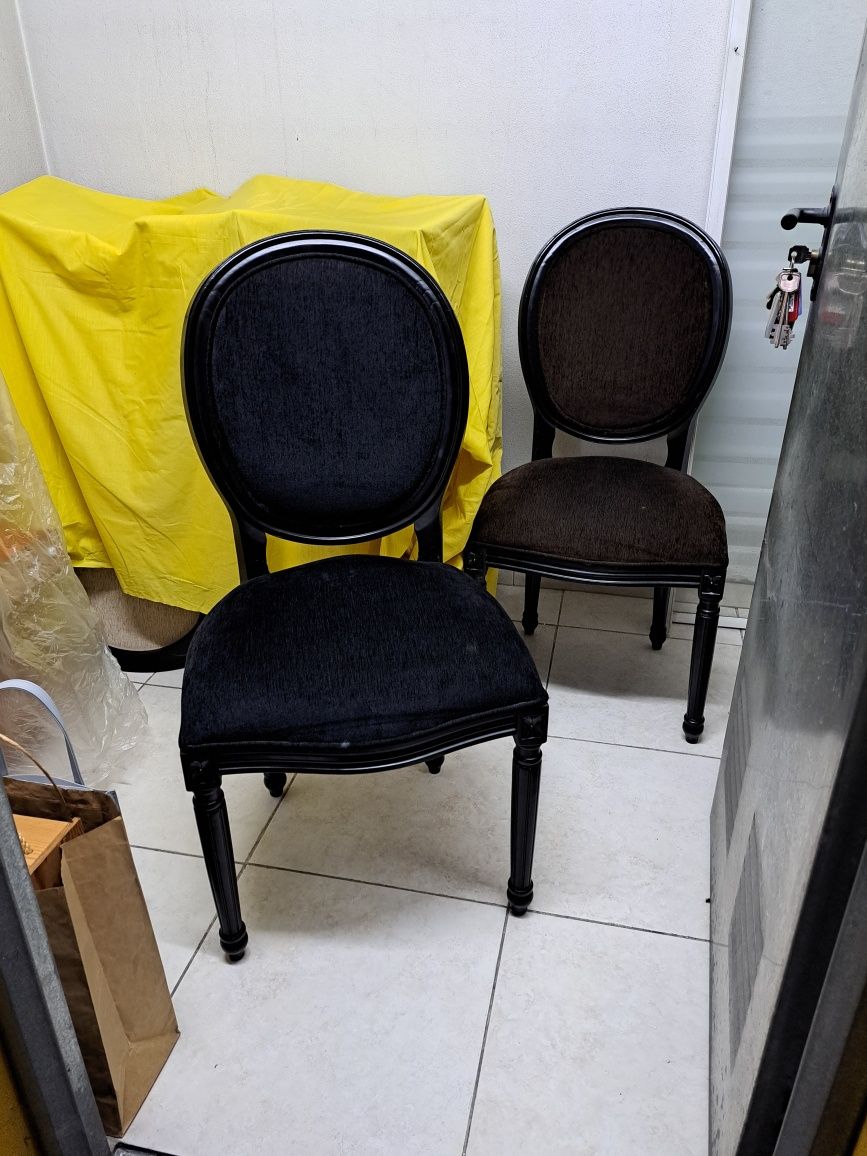 Cadeira preta de sala de jantar