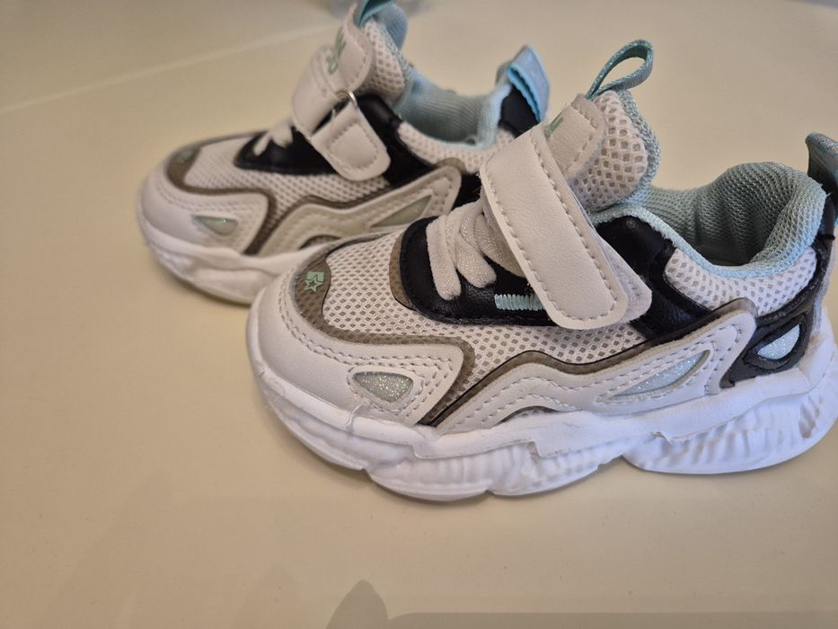 Дитячі кросівки доя дівчинки