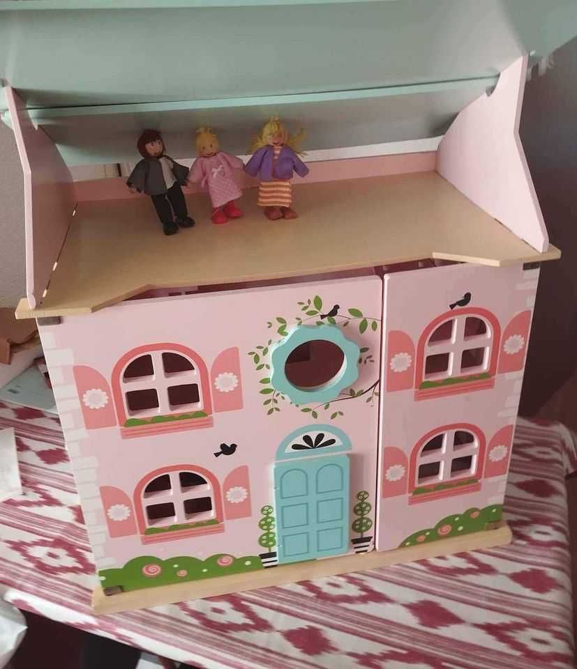 Casa de bonecas em madeira